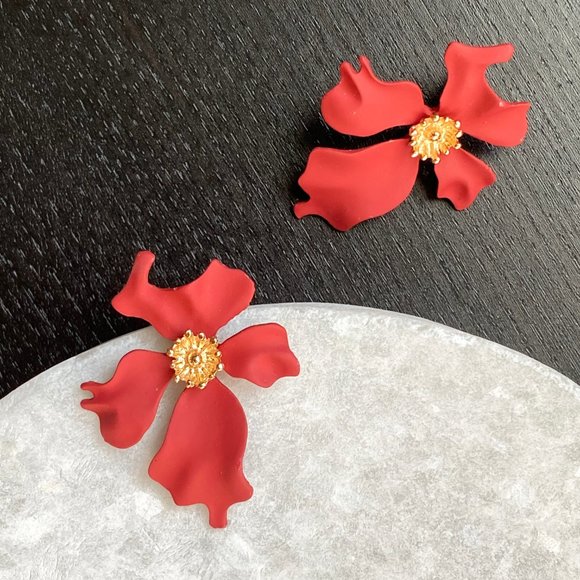 NEW Flower stud earrings in matte red - Picture 2 of 8